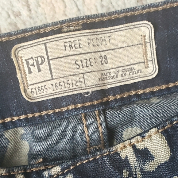 💎FREE PEOPLE 💎Rare, like new! size 28 Bali print festival raw hem flare jeans! - Picture 3 of 12